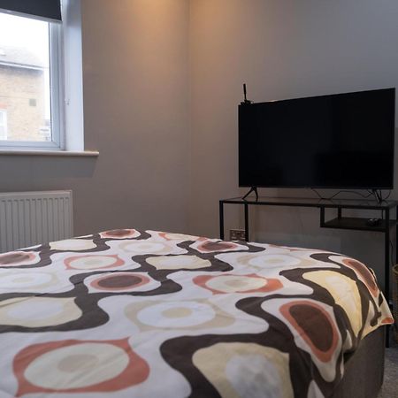 Spacious 2 Bed 2 Bath Apartment With Free Parking For 2 Cars And Underground Station Zone 2 For Quick Access To Central London Up To 10 Guests Exterior photo
