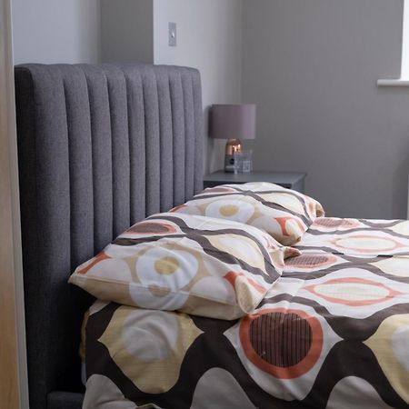 Spacious 2 Bed 2 Bath Apartment With Free Parking For 2 Cars And Underground Station Zone 2 For Quick Access To Central London Up To 10 Guests Exterior photo