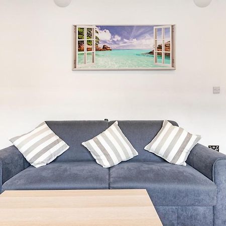 Spacious 2 Bed 2 Bath Apartment With Free Parking For 2 Cars And Underground Station Zone 2 For Quick Access To Central London Up To 10 Guests Exterior photo