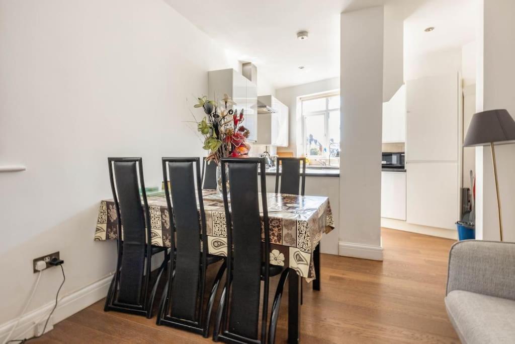 Spacious 2 Bed 2 Bath Apartment With Free Parking For 2 Cars And Underground Station Zone 2 For Quick Access To Central London Up To 10 Guests Exterior photo