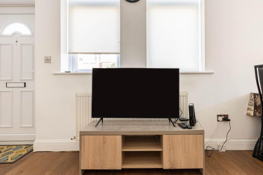 Spacious 2 Bed 2 Bath Apartment With Free Parking For 2 Cars And Underground Station Zone 2 For Quick Access To Central London Up To 10 Guests Exterior photo