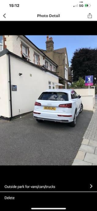 Spacious 2 Bed 2 Bath Apartment With Free Parking For 2 Cars And Underground Station Zone 2 For Quick Access To Central London Up To 10 Guests Exterior photo
