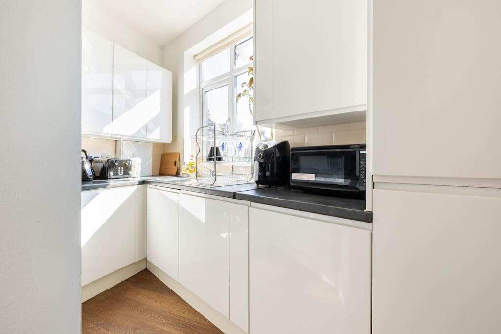 Spacious 2 Bed 2 Bath Apartment With Free Parking For 2 Cars And Underground Station Zone 2 For Quick Access To Central London Up To 10 Guests Exterior photo