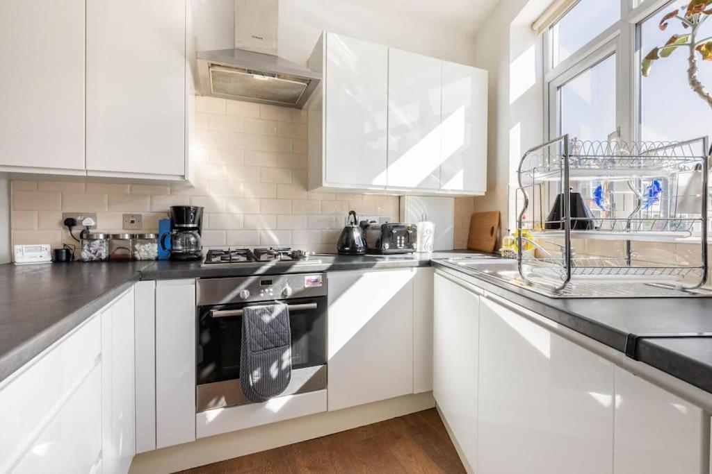 Spacious 2 Bed 2 Bath Apartment With Free Parking For 2 Cars And Underground Station Zone 2 For Quick Access To Central London Up To 10 Guests Exterior photo
