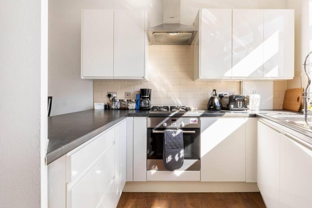 Spacious 2 Bed 2 Bath Apartment With Free Parking For 2 Cars And Underground Station Zone 2 For Quick Access To Central London Up To 10 Guests Exterior photo