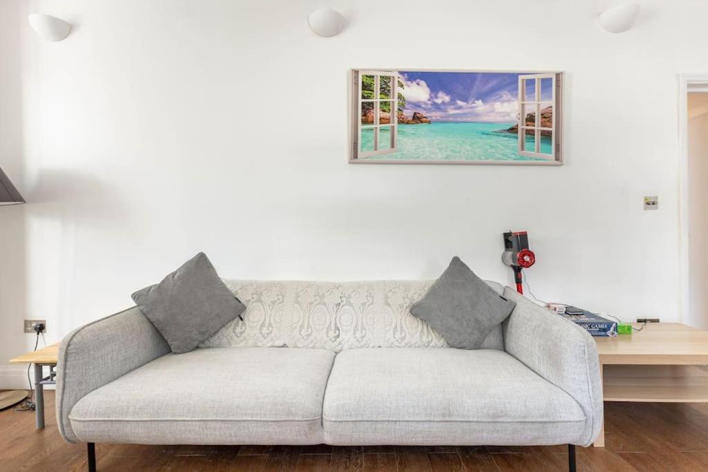Spacious 2 Bed 2 Bath Apartment With Free Parking For 2 Cars And Underground Station Zone 2 For Quick Access To Central London Up To 10 Guests Exterior photo