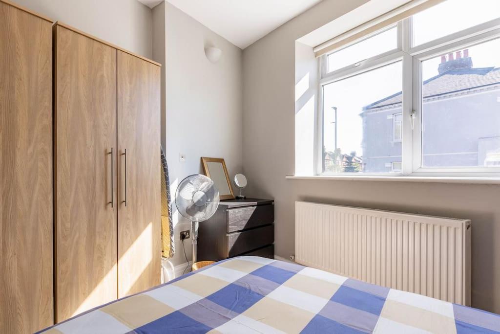 Spacious 2 Bed 2 Bath Apartment With Free Parking For 2 Cars And Underground Station Zone 2 For Quick Access To Central London Up To 10 Guests Exterior photo