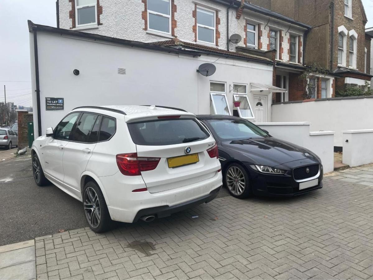 Spacious 2 Bed 2 Bath Apartment With Free Parking For 2 Cars And Underground Station Zone 2 For Quick Access To Central London Up To 10 Guests Exterior photo