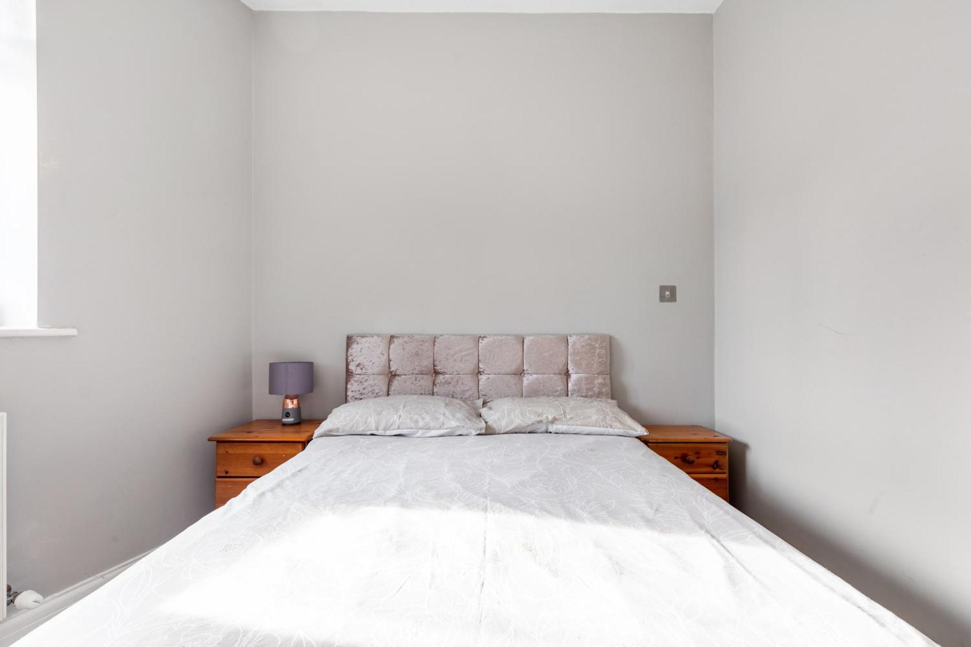 Spacious 2 Bed 2 Bath Apartment With Free Parking For 2 Cars And Underground Station Zone 2 For Quick Access To Central London Up To 10 Guests Exterior photo