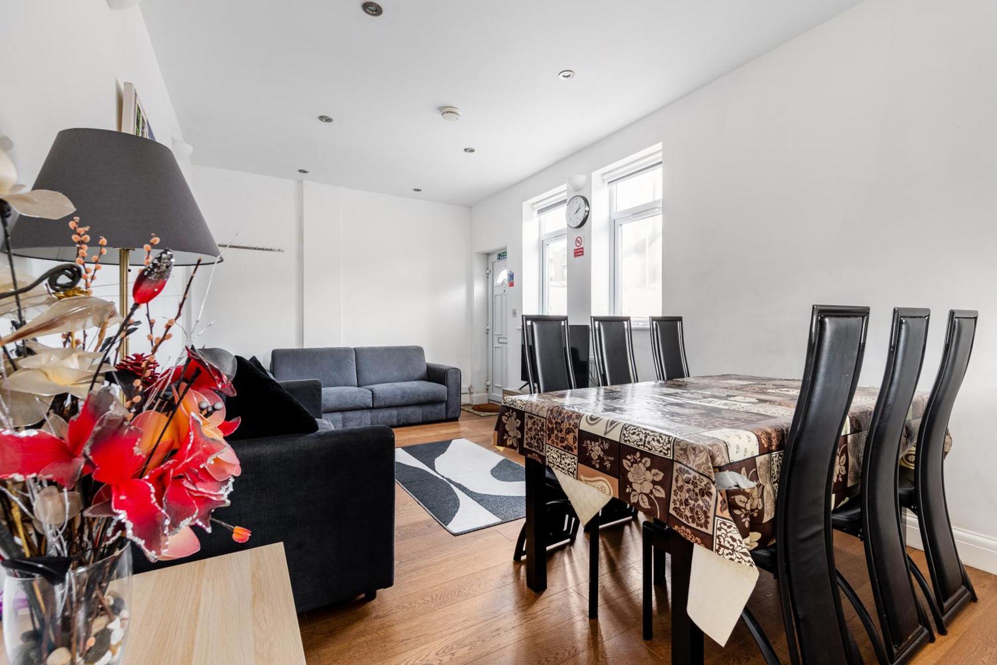 Spacious 2 Bed 2 Bath Apartment With Free Parking For 2 Cars And Underground Station Zone 2 For Quick Access To Central London Up To 10 Guests Exterior photo