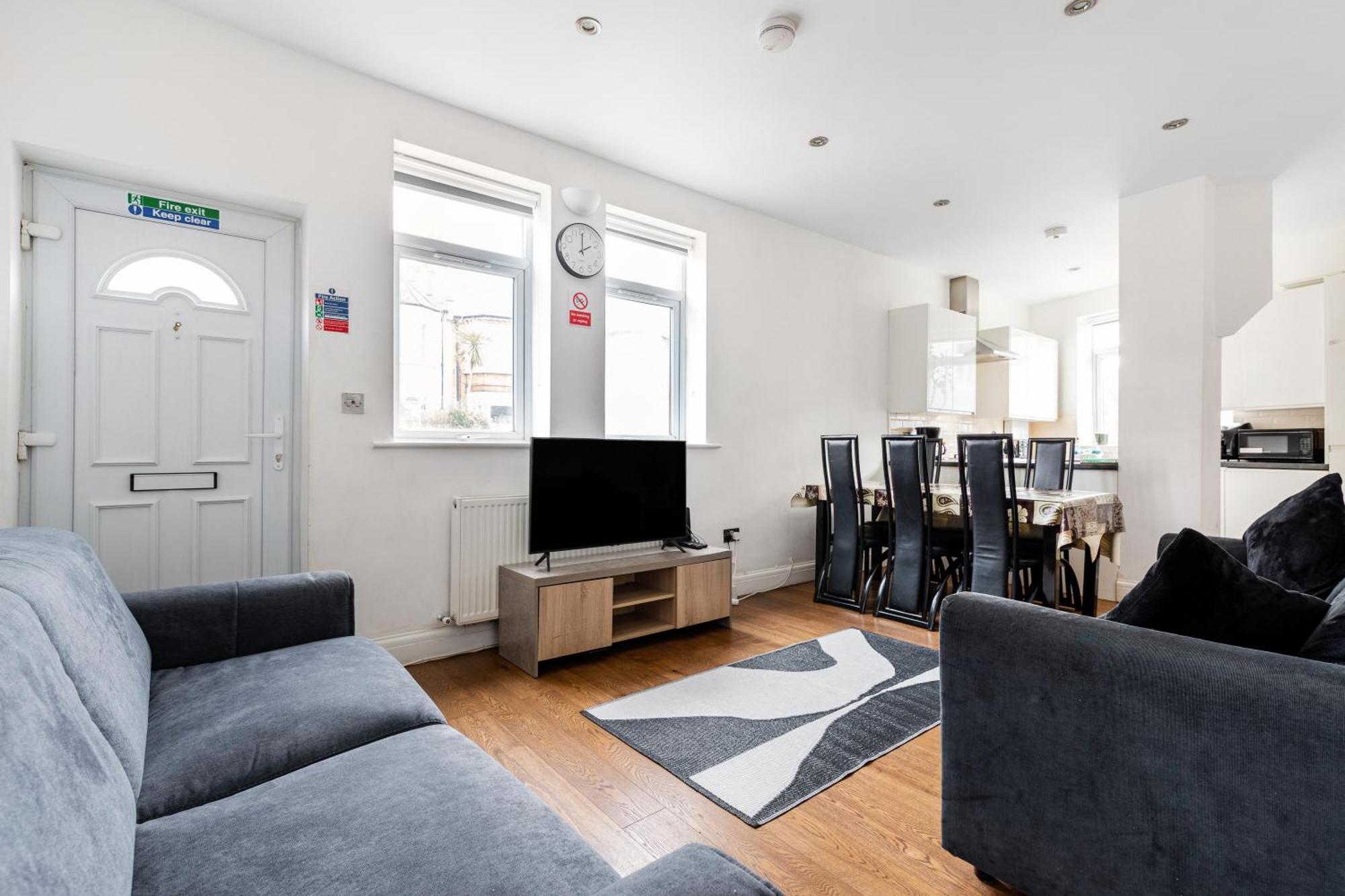 Spacious 2 Bed 2 Bath Apartment With Free Parking For 2 Cars And Underground Station Zone 2 For Quick Access To Central London Up To 10 Guests Exterior photo