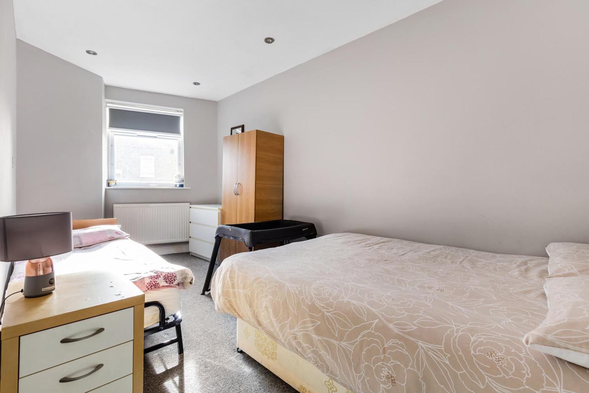Spacious 2 Bed 2 Bath Apartment With Free Parking For 2 Cars And Underground Station Zone 2 For Quick Access To Central London Up To 10 Guests Exterior photo