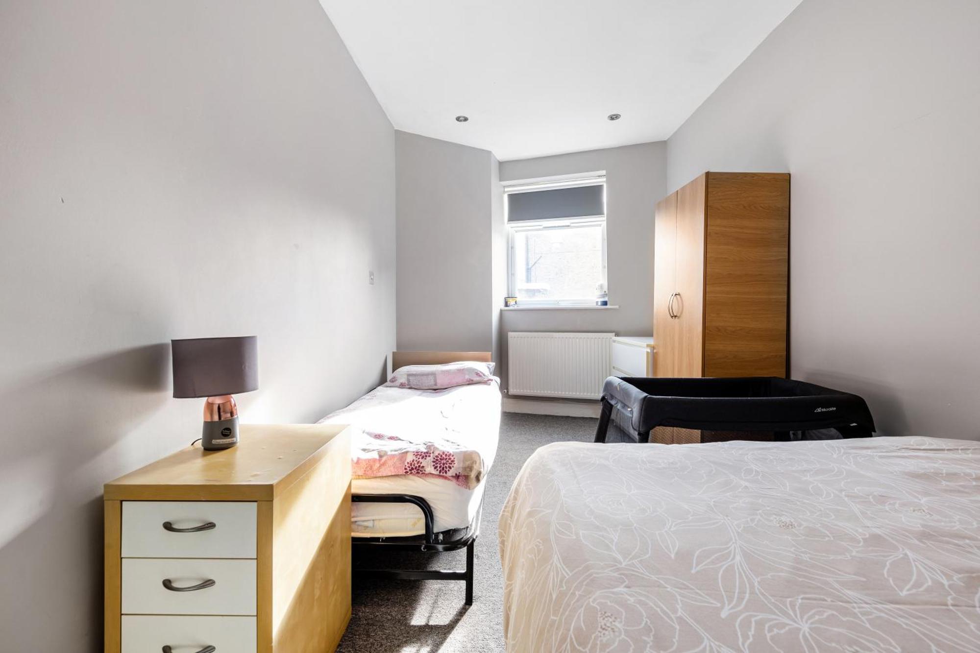 Spacious 2 Bed 2 Bath Apartment With Free Parking For 2 Cars And Underground Station Zone 2 For Quick Access To Central London Up To 10 Guests Exterior photo