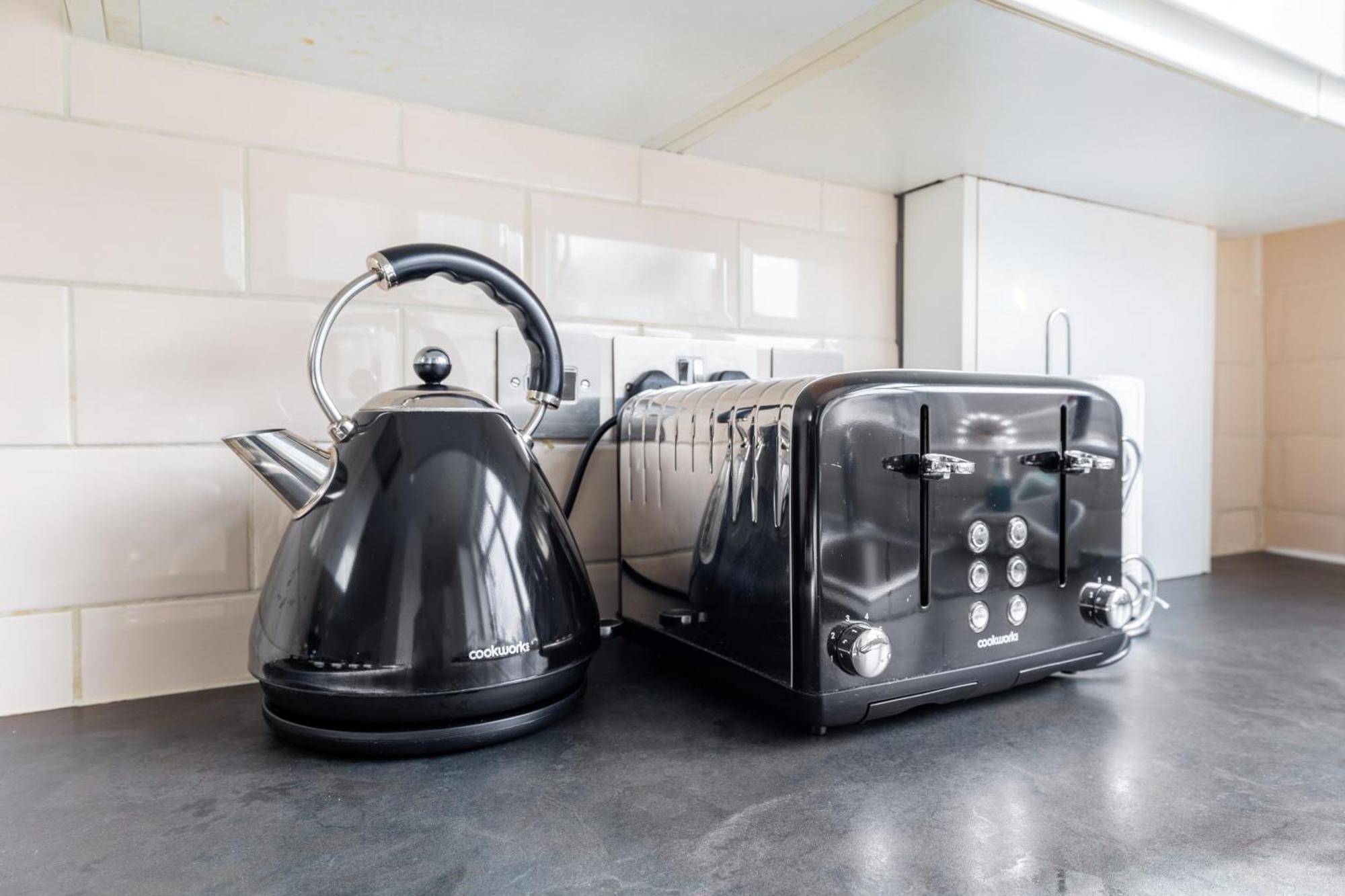 Spacious 2 Bed 2 Bath Apartment With Free Parking For 2 Cars And Underground Station Zone 2 For Quick Access To Central London Up To 10 Guests Exterior photo