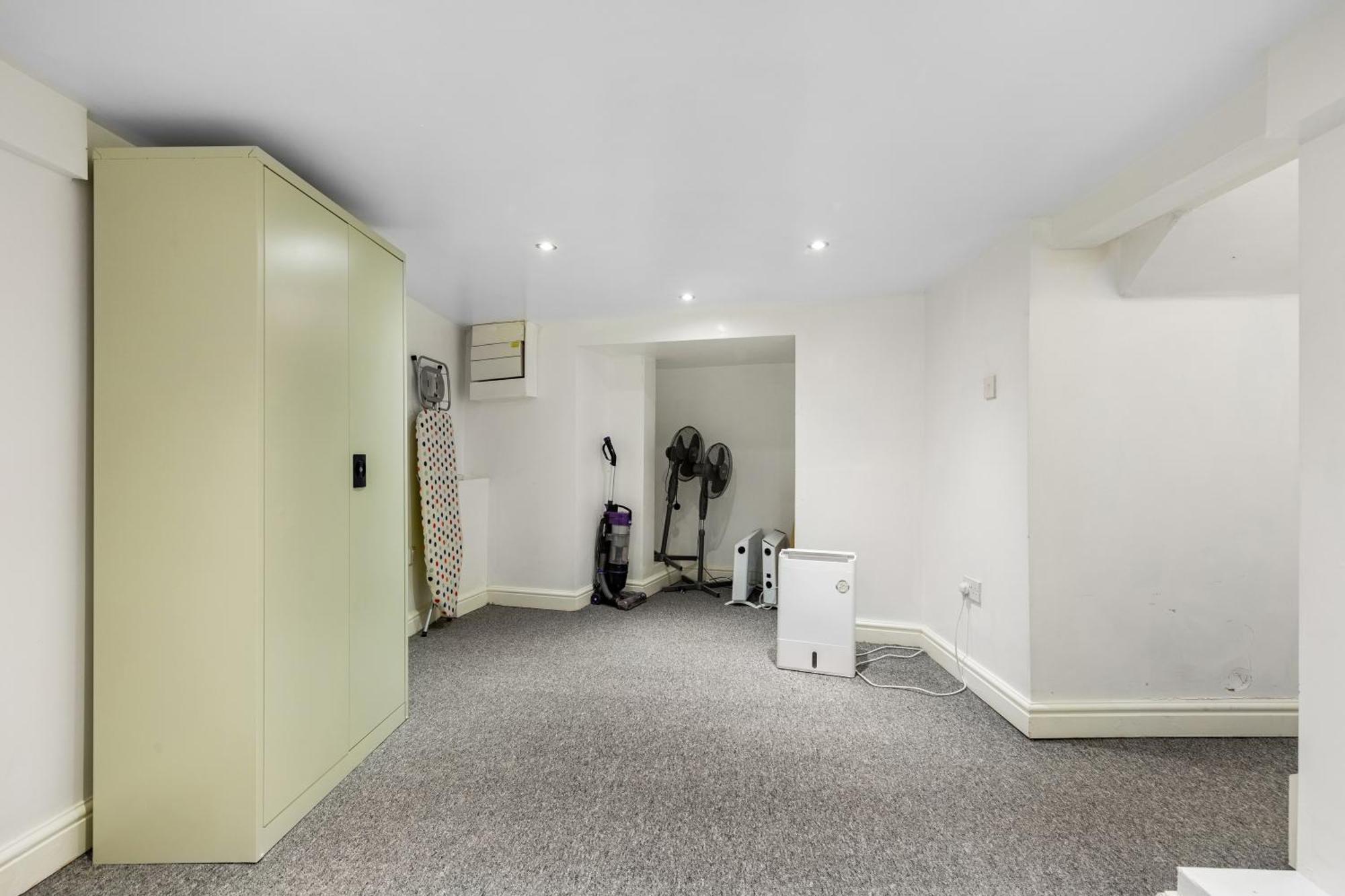 Spacious 2 Bed 2 Bath Apartment With Free Parking For 2 Cars And Underground Station Zone 2 For Quick Access To Central London Up To 10 Guests Exterior photo