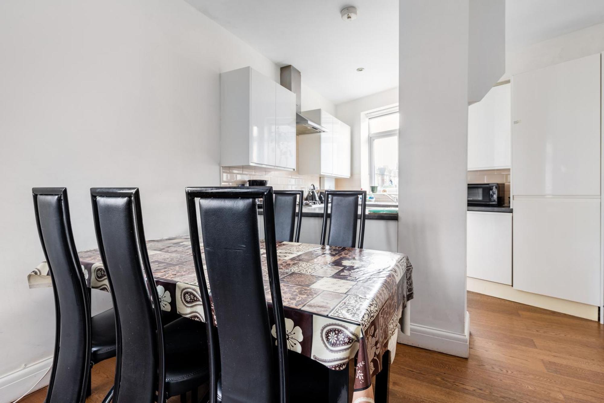 Spacious 2 Bed 2 Bath Apartment With Free Parking For 2 Cars And Underground Station Zone 2 For Quick Access To Central London Up To 10 Guests Exterior photo