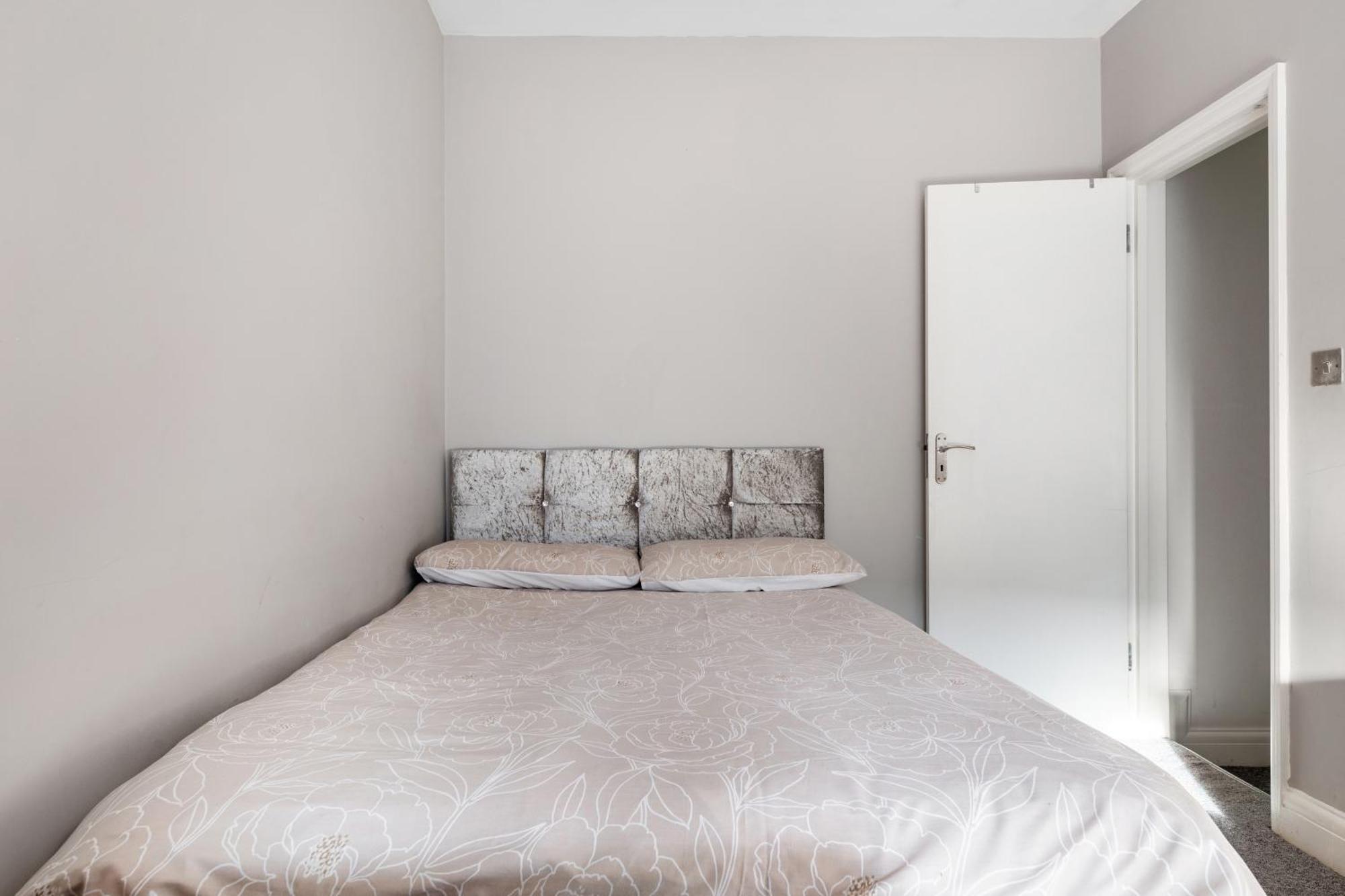 Spacious 2 Bed 2 Bath Apartment With Free Parking For 2 Cars And Underground Station Zone 2 For Quick Access To Central London Up To 10 Guests Exterior photo