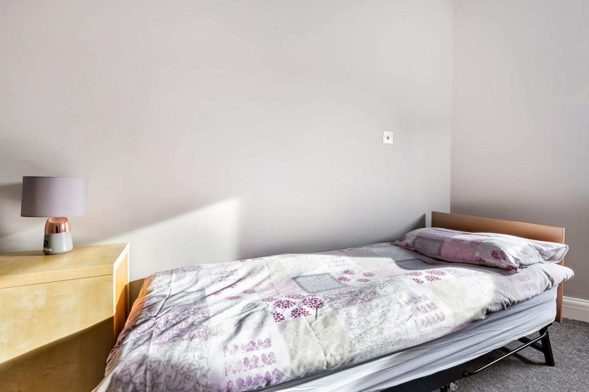 Spacious 2 Bed 2 Bath Apartment With Free Parking For 2 Cars And Underground Station Zone 2 For Quick Access To Central London Up To 10 Guests Exterior photo