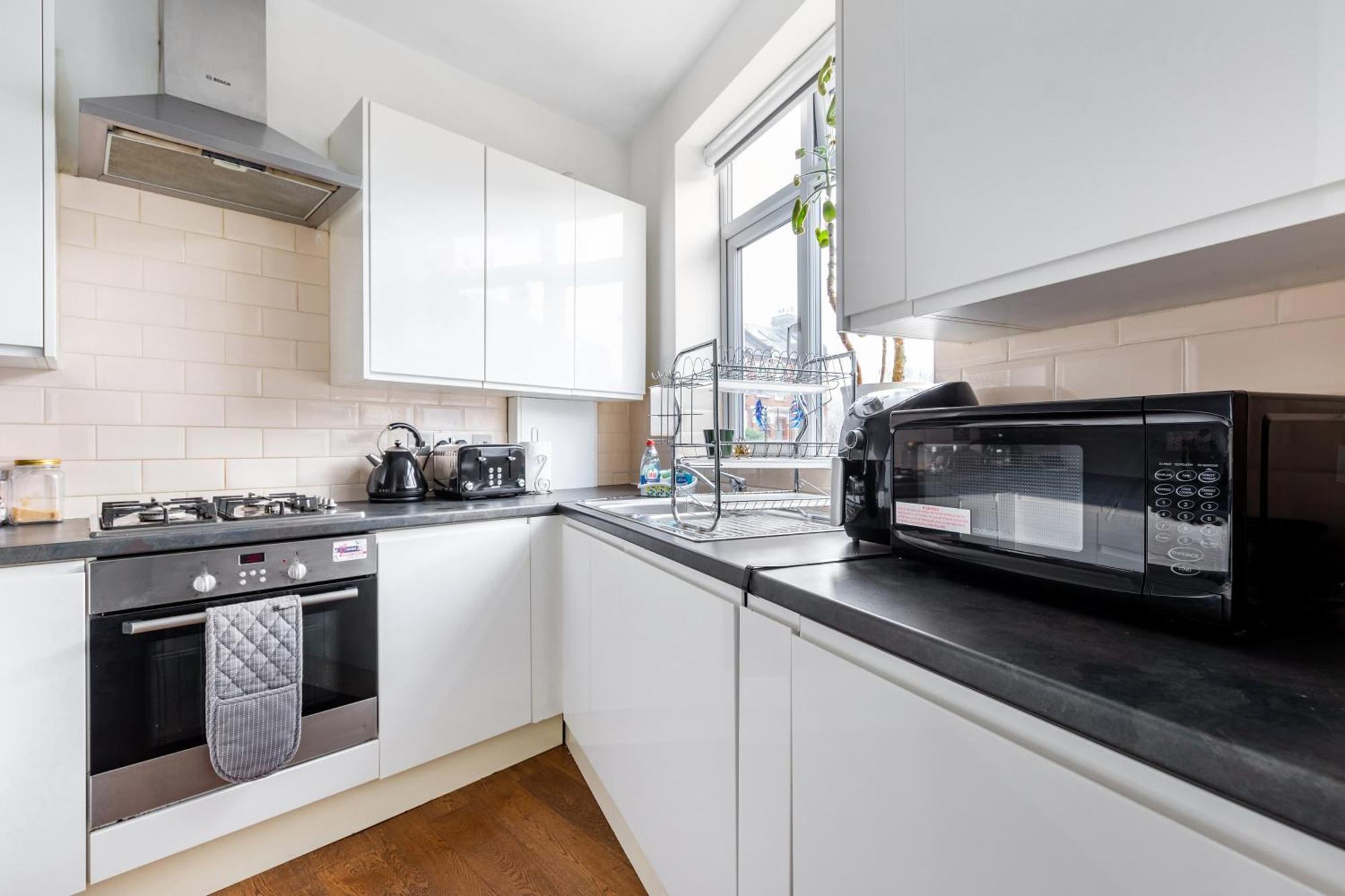 Spacious 2 Bed 2 Bath Apartment With Free Parking For 2 Cars And Underground Station Zone 2 For Quick Access To Central London Up To 10 Guests Exterior photo