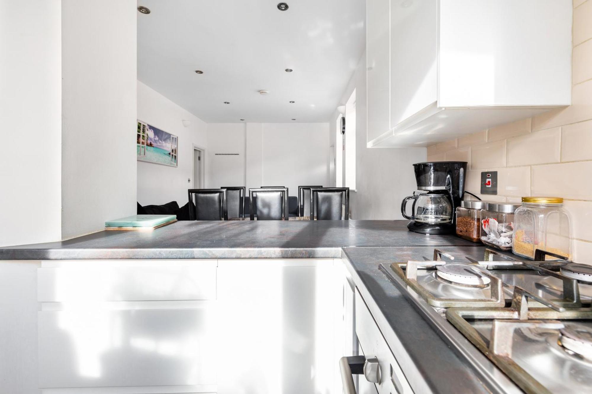 Spacious 2 Bed 2 Bath Apartment With Free Parking For 2 Cars And Underground Station Zone 2 For Quick Access To Central London Up To 10 Guests Exterior photo
