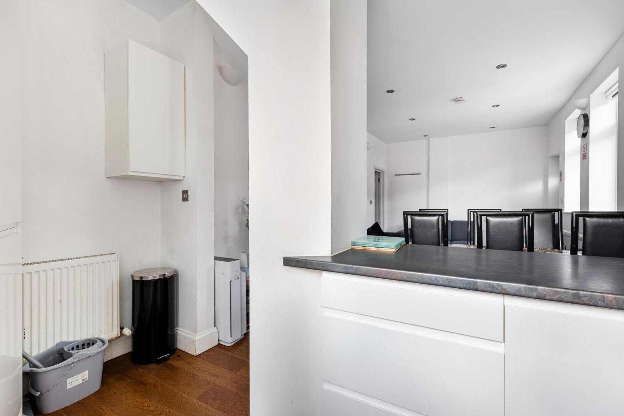 Spacious 2 Bed 2 Bath Apartment With Free Parking For 2 Cars And Underground Station Zone 2 For Quick Access To Central London Up To 10 Guests Exterior photo