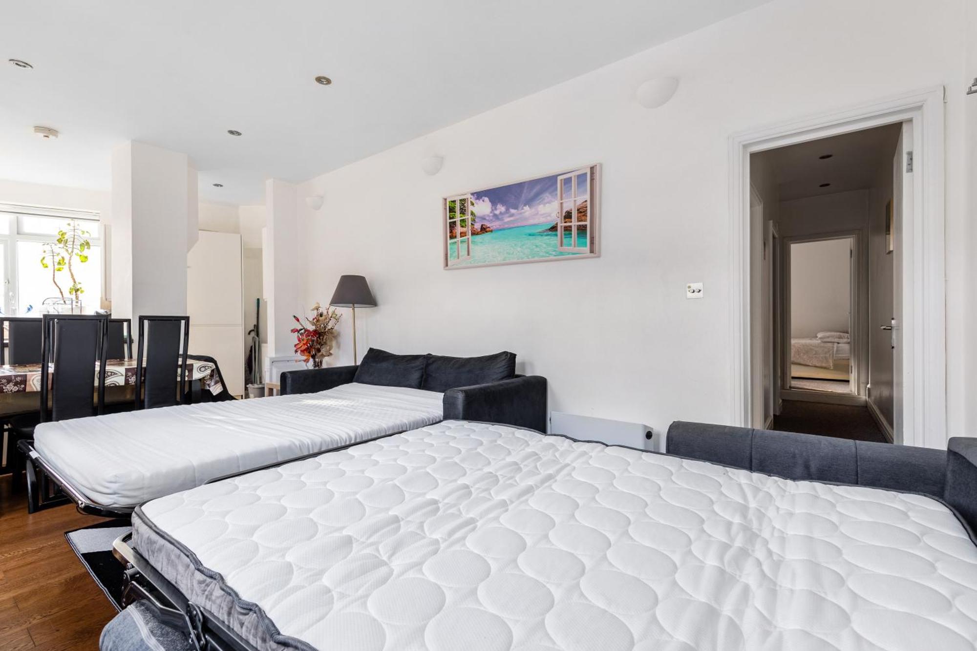 Spacious 2 Bed 2 Bath Apartment With Free Parking For 2 Cars And Underground Station Zone 2 For Quick Access To Central London Up To 10 Guests Exterior photo