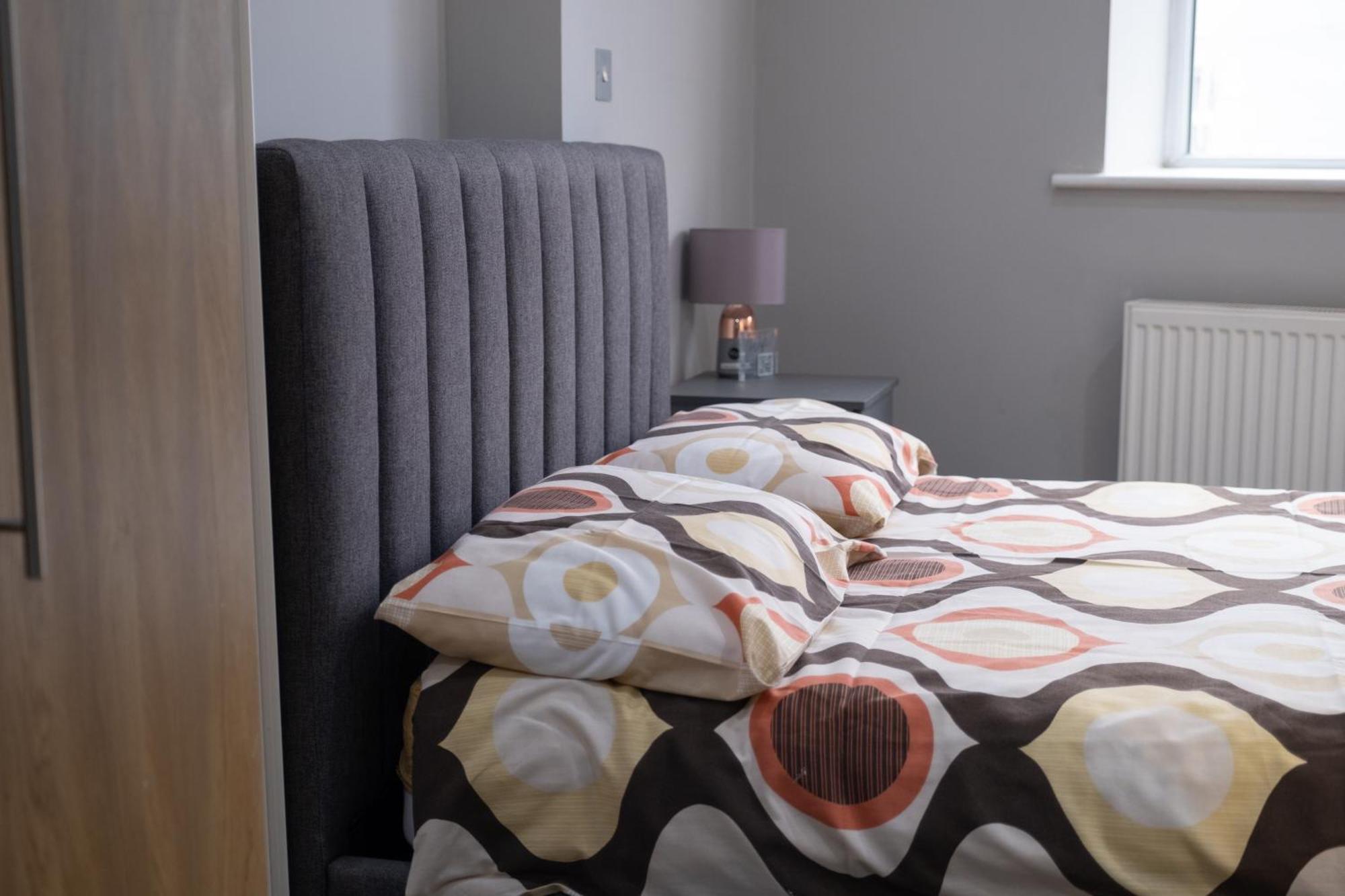 Spacious 2 Bed 2 Bath Apartment With Free Parking For 2 Cars And Underground Station Zone 2 For Quick Access To Central London Up To 10 Guests Exterior photo