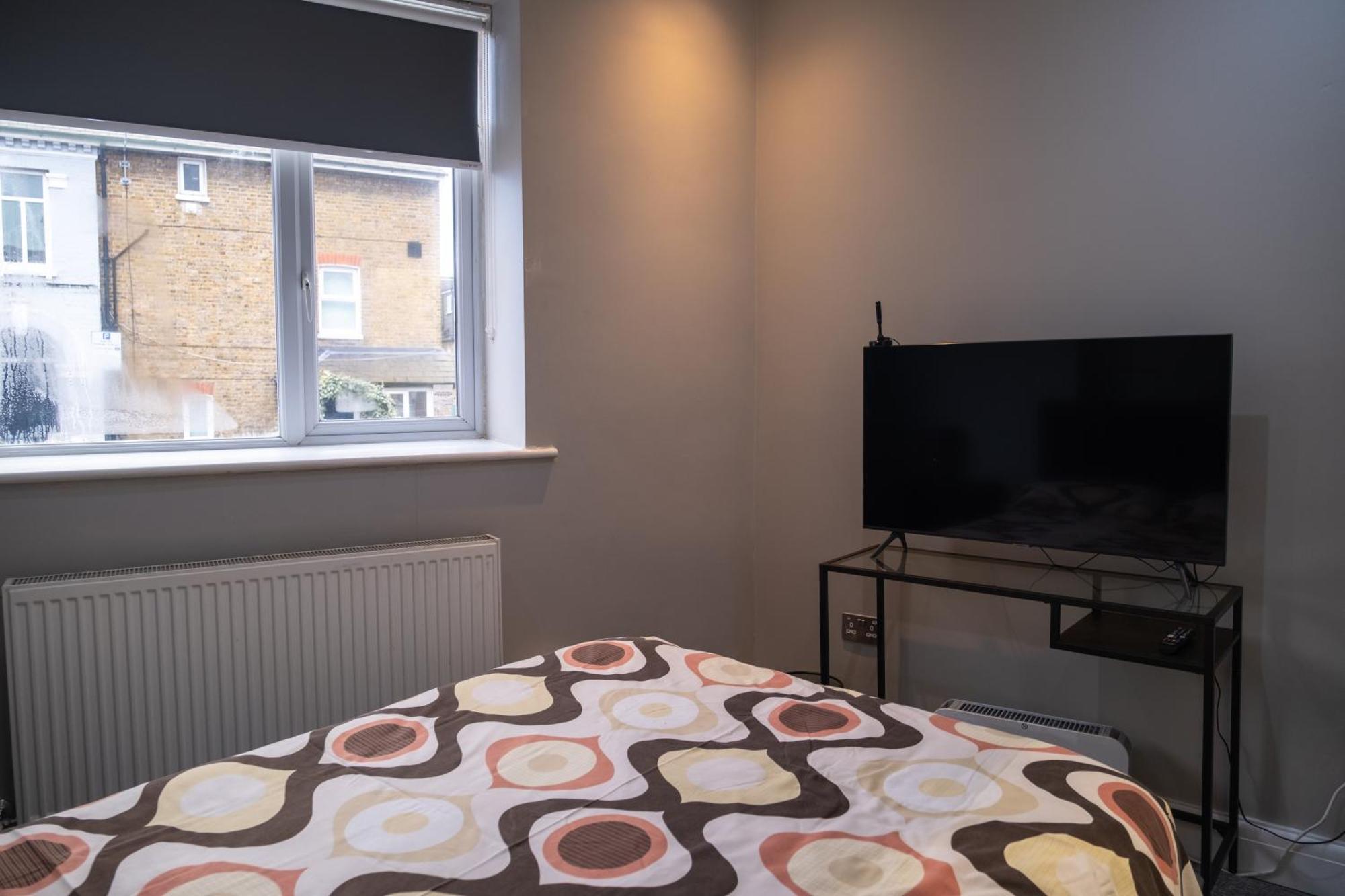 Spacious 2 Bed 2 Bath Apartment With Free Parking For 2 Cars And Underground Station Zone 2 For Quick Access To Central London Up To 10 Guests Exterior photo