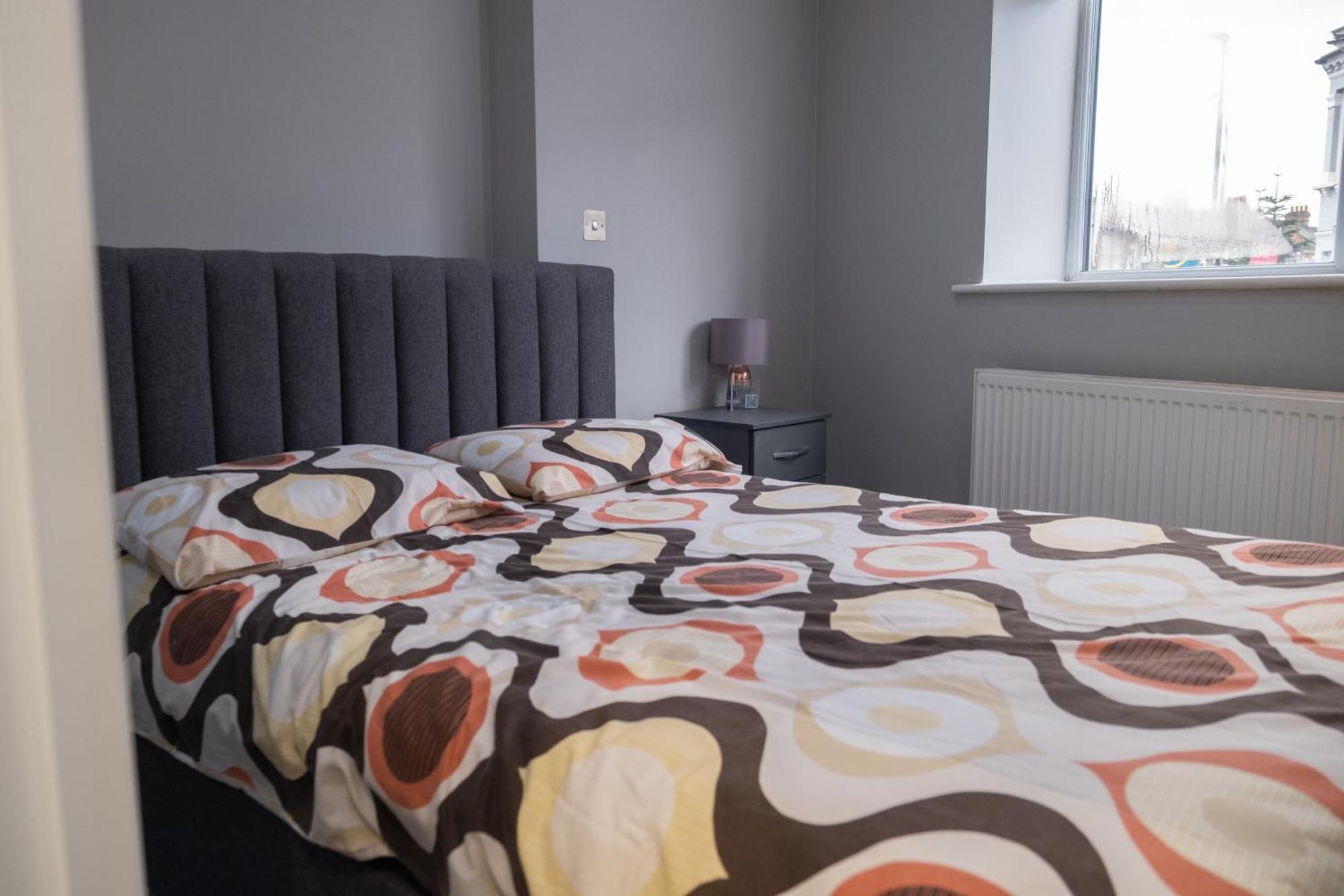 Spacious 2 Bed 2 Bath Apartment With Free Parking For 2 Cars And Underground Station Zone 2 For Quick Access To Central London Up To 10 Guests Exterior photo