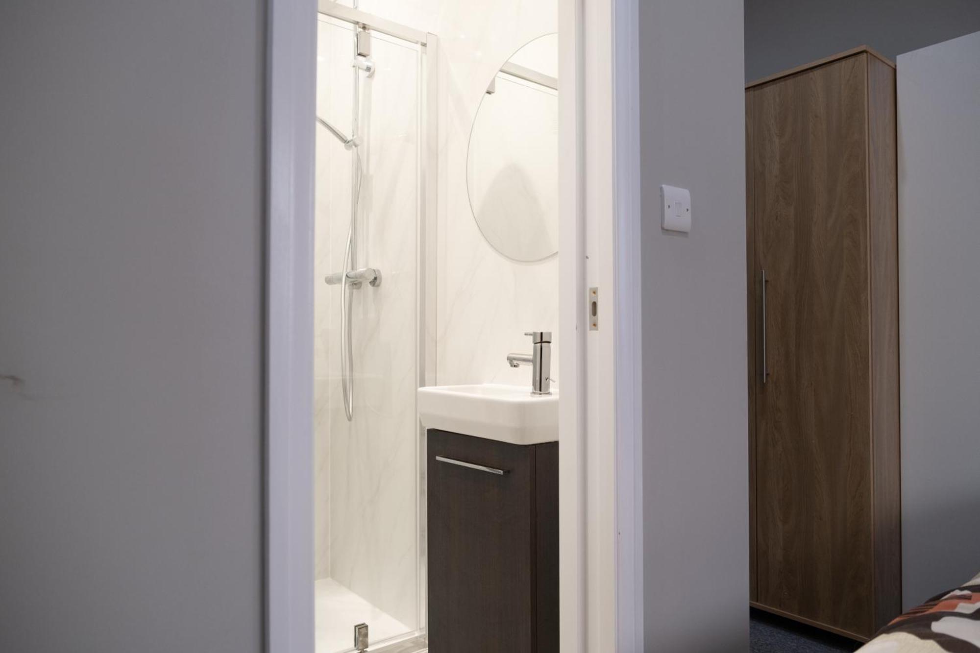 Spacious 2 Bed 2 Bath Apartment With Free Parking For 2 Cars And Underground Station Zone 2 For Quick Access To Central London Up To 10 Guests Exterior photo