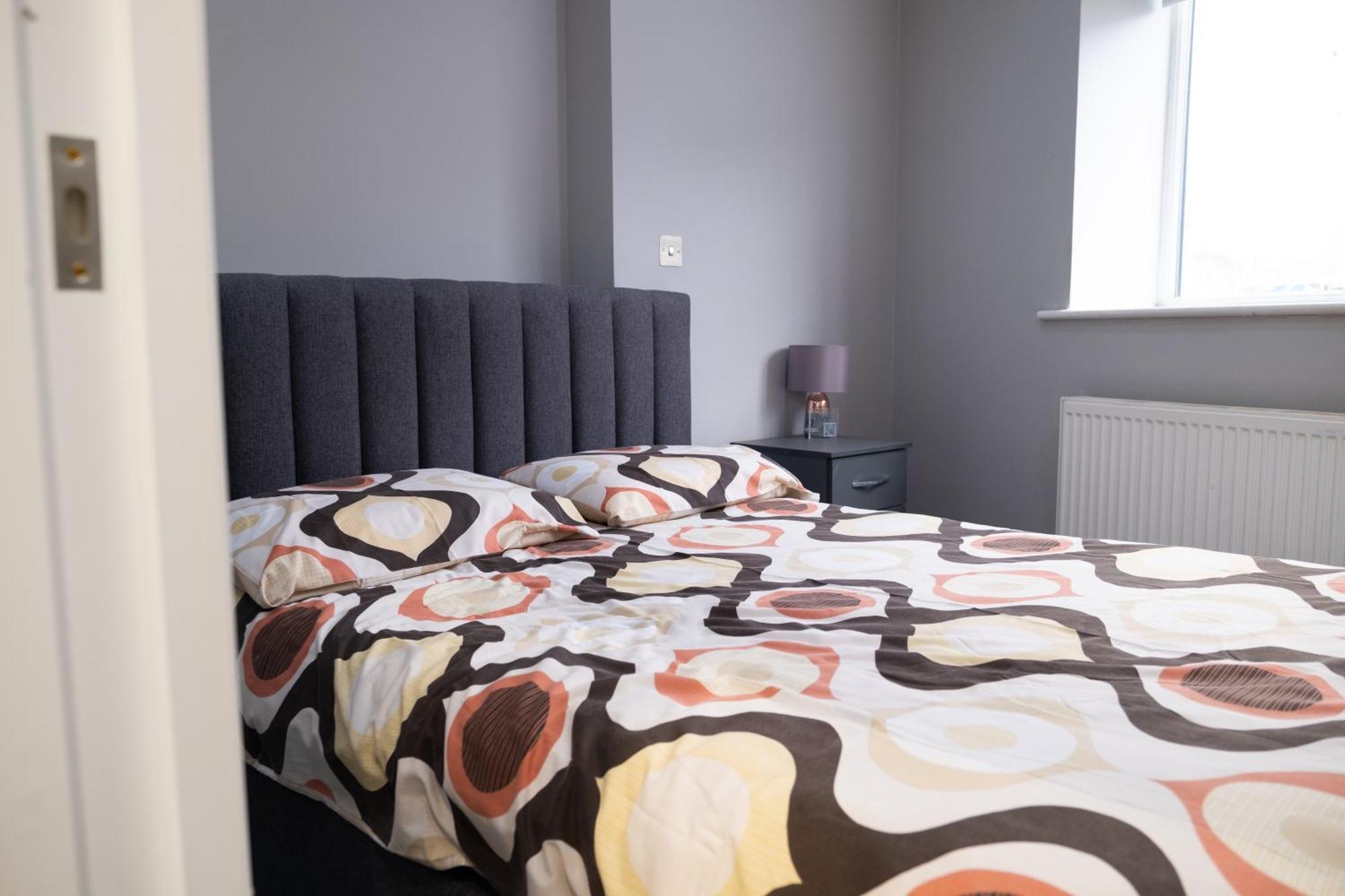 Spacious 2 Bed 2 Bath Apartment With Free Parking For 2 Cars And Underground Station Zone 2 For Quick Access To Central London Up To 10 Guests Exterior photo