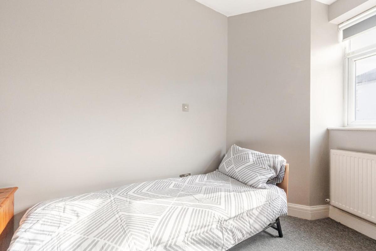 Spacious 2 Bed 2 Bath Apartment With Free Parking For 2 Cars And Underground Station Zone 2 For Quick Access To Central London Up To 10 Guests Exterior photo
