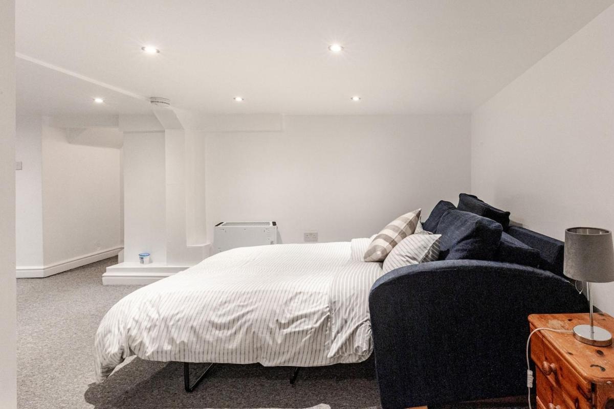 Spacious 2 Bed 2 Bath Apartment With Free Parking For 2 Cars And Underground Station Zone 2 For Quick Access To Central London Up To 10 Guests Exterior photo