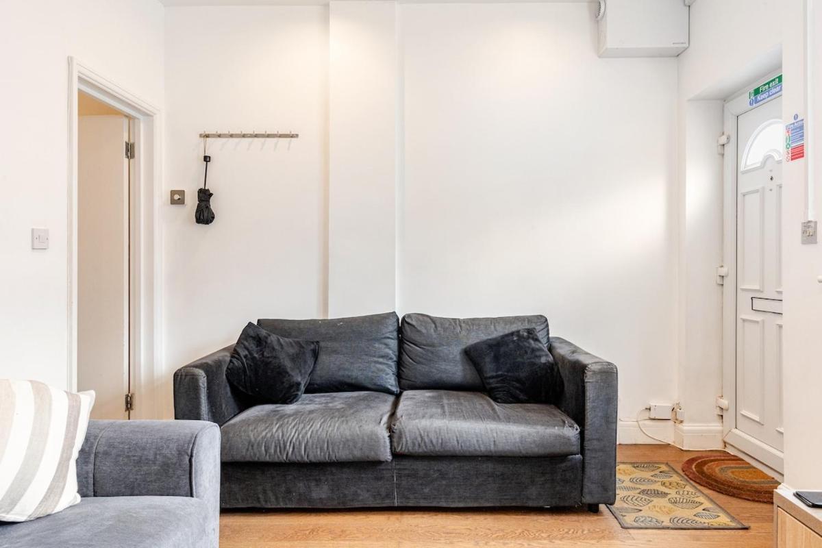 Spacious 2 Bed 2 Bath Apartment With Free Parking For 2 Cars And Underground Station Zone 2 For Quick Access To Central London Up To 10 Guests Exterior photo