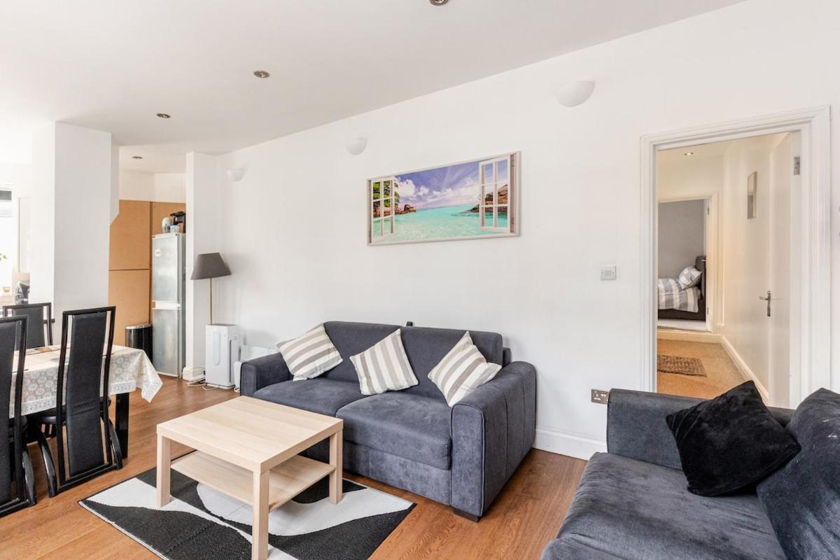 Spacious 2 Bed 2 Bath Apartment With Free Parking For 2 Cars And Underground Station Zone 2 For Quick Access To Central London Up To 10 Guests Exterior photo