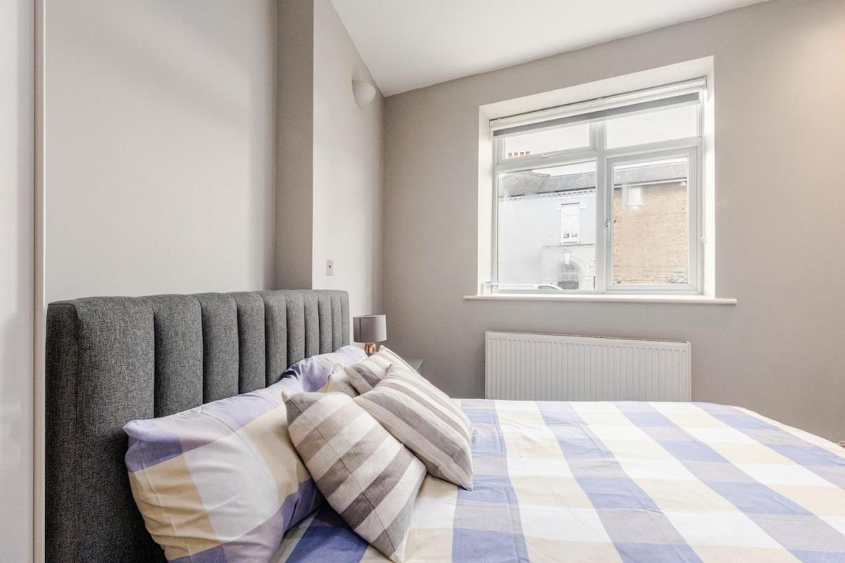 Spacious 2 Bed 2 Bath Apartment With Free Parking For 2 Cars And Underground Station Zone 2 For Quick Access To Central London Up To 10 Guests Exterior photo