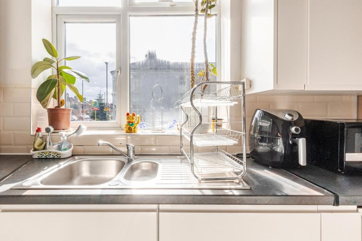 Spacious 2 Bed 2 Bath Apartment With Free Parking For 2 Cars And Underground Station Zone 2 For Quick Access To Central London Up To 10 Guests Exterior photo