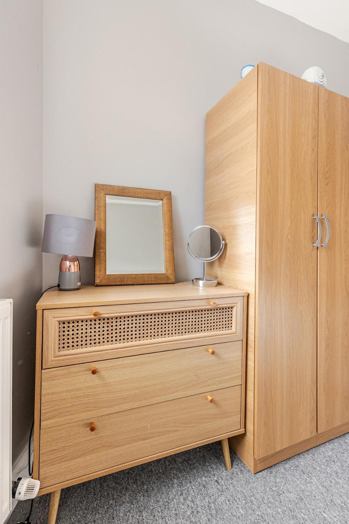 Spacious 2 Bed 2 Bath Apartment With Free Parking For 2 Cars And Underground Station Zone 2 For Quick Access To Central London Up To 10 Guests Exterior photo